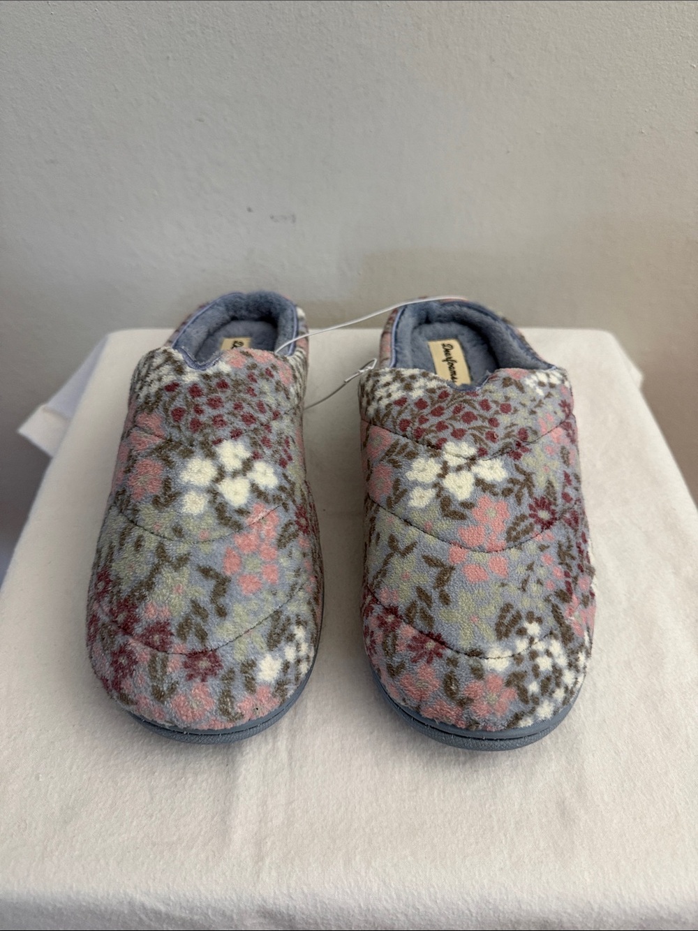 Dearfoams Women's Indoor/Outdoor
Slippers, Blue Floral